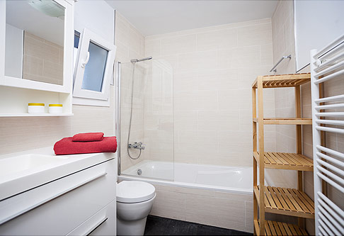 Photograph of bathroom B2