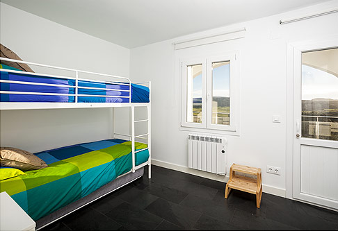 Photograph of bedroom D2